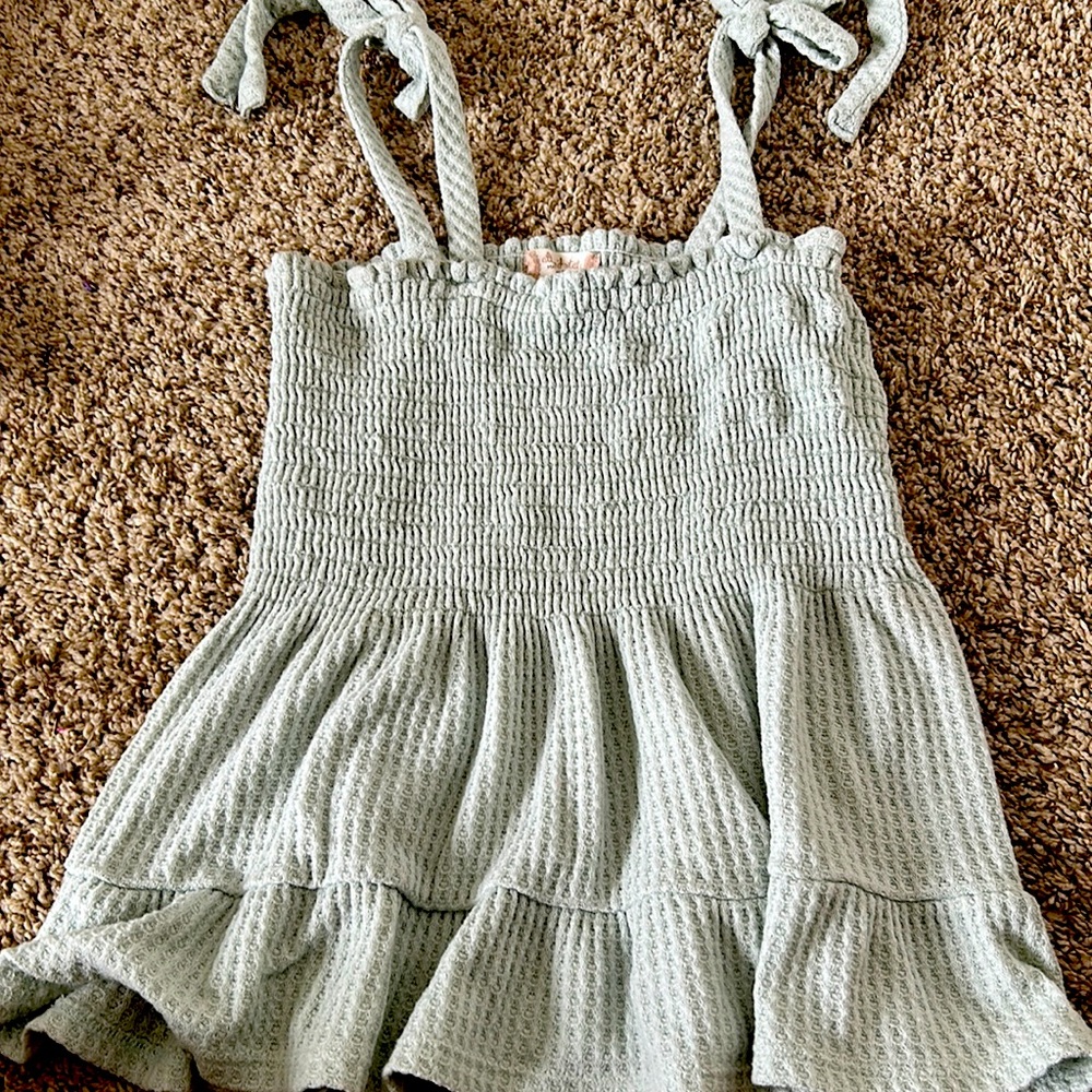 Cute flattering Altar’d State top